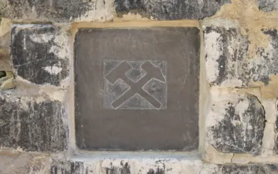 Kamień z wykutym logo górniczym