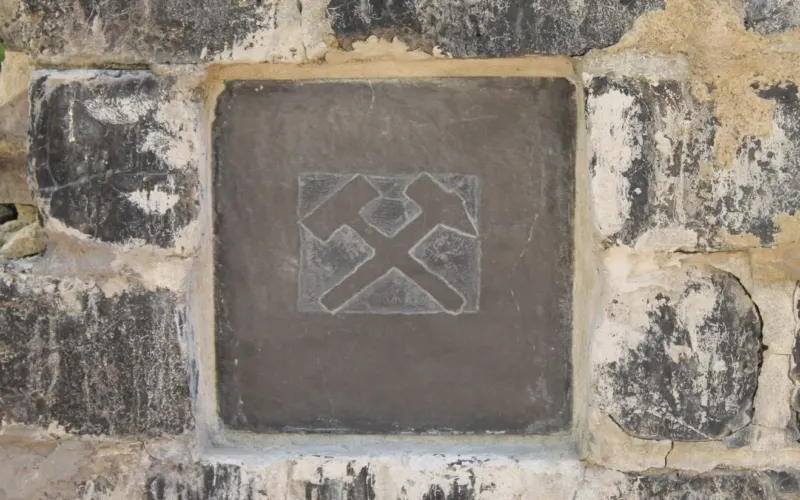Kamień z wykutym logo górniczym