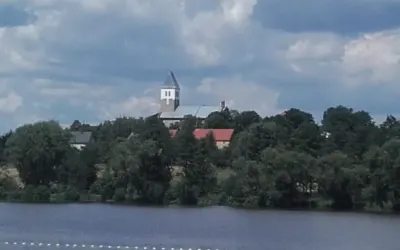 biały kościół ośrodek ryby plaża domki