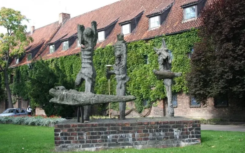 Płonący pomnik we Wrocławiu