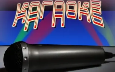 mikrofon na tle napisu karaoke