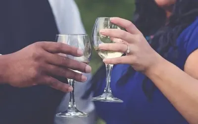 dwoje ludzi jest szczesliwych i pije wino