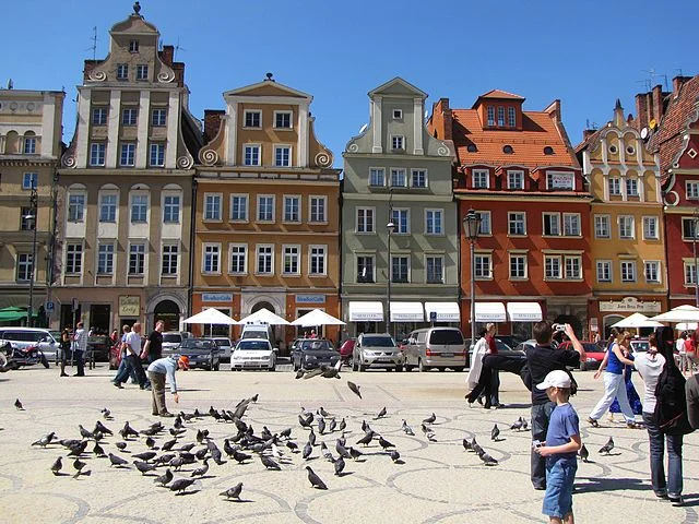 Wrocławski Plac Solny kryje wiele tajemnic. Jedna z nich jest duży schron z okresu II wojny światowej.