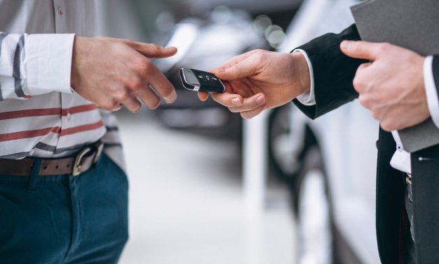 Pożyczasz swoje auto? Sprawdź, co stanie się z ubezpieczeniem w razie wypadku.