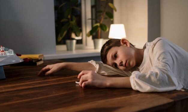 Moje dziecko tęskni na wakacjach. Psycholog wyjaśnia jak reagować?