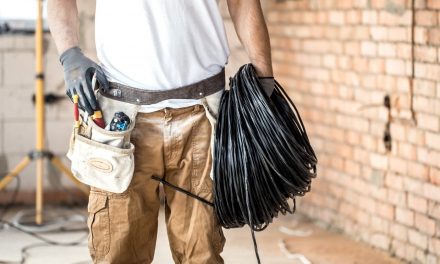 Kiedy wezwać elektryka? Praktyczne porady