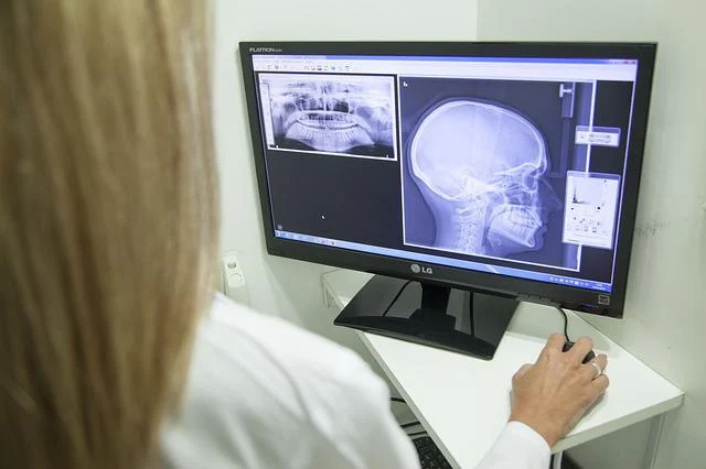 Proste zęby bez aparatu ortodontycznego – odwiedź Smiles Clinic Wrocław