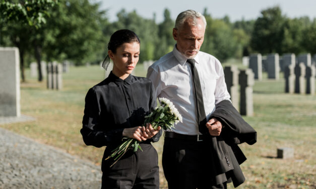 Poradnik dla osób, które pragną pożegnać bliską osobę z godnością