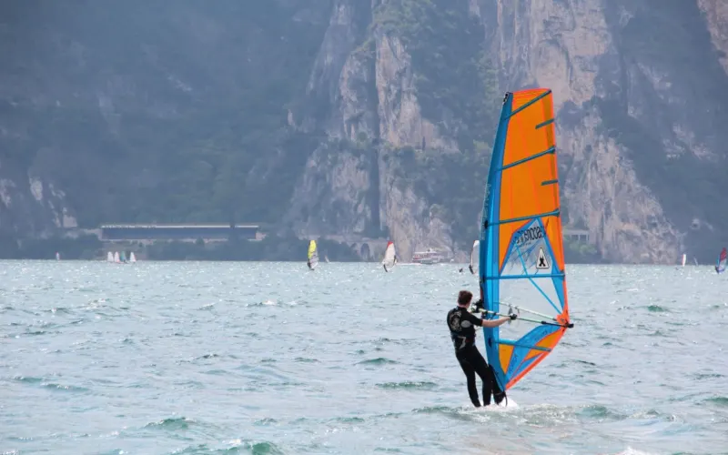 Zalew Mietkowski – plaże, windsurfing, dojazd z Wrocławia