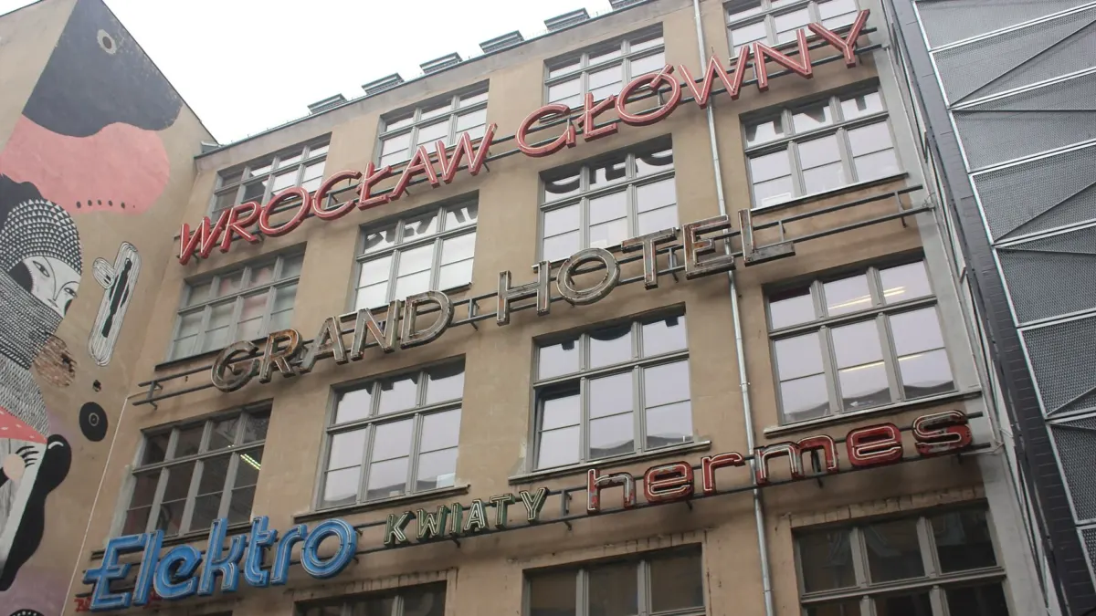 Neony Galerii Neon Side na podwórku przy ulicy Ruskiej 46 we Wrocławiu