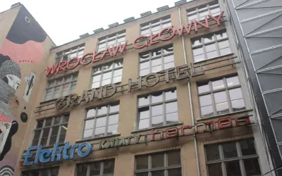 Neony Galerii Neon Side na podwórku przy ulicy Ruskiej 46 we Wrocławiu