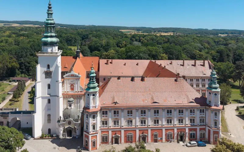 Zespół klasztorny cystersów w Henrykowie z lotu ptaka