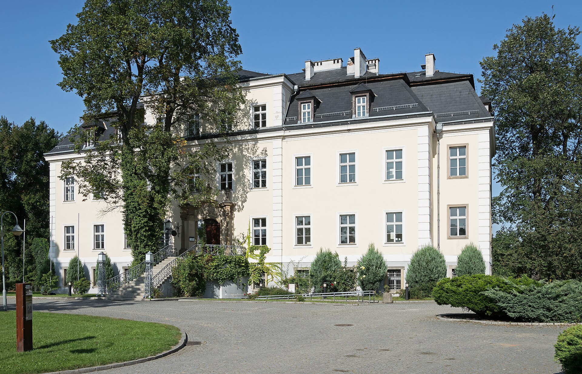 Krzyżowa – pałac i miejsce pojednania