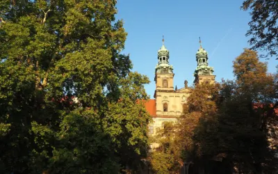Barokowe wieże opactwa cystersów w Lubiążu widziane od strony parku
