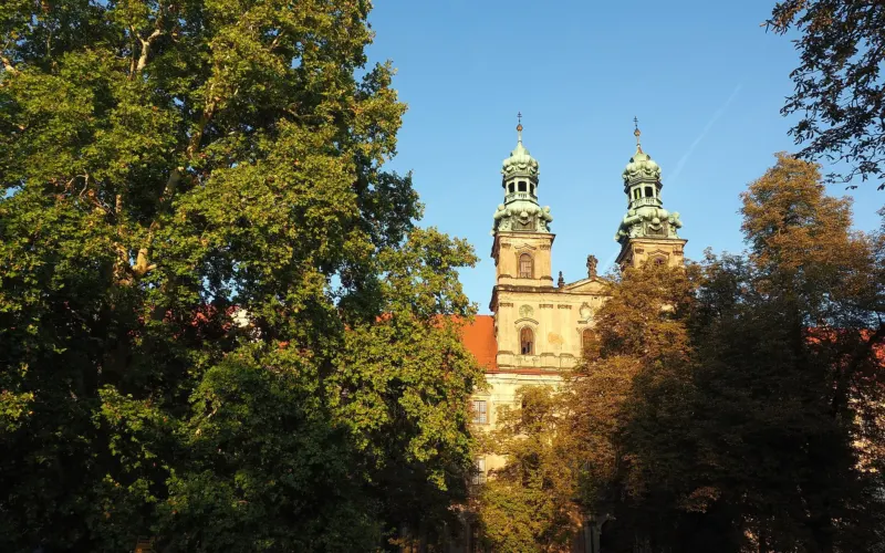 Barokowe wieże opactwa cystersów w Lubiążu widziane od strony parku