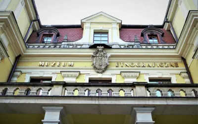 Fasada Muzeum Etnograficznego we Wrocławiu z napisem nad wejściem