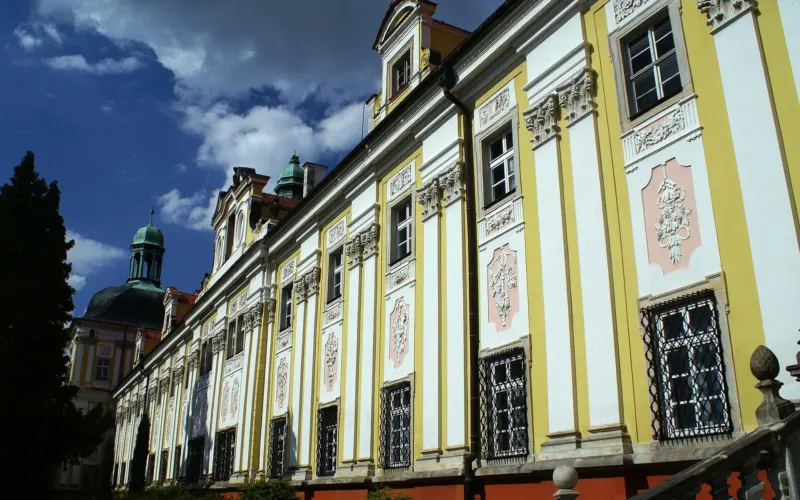 Barokowa fasada zespołu klasztornego z bazyliką św. Jadwigi w Trzebnicy