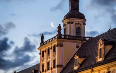Wieża Matematyczna Uniwersytetu Wrocławskiego ze sferą armilarną na szczycie