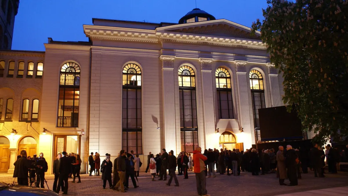 Synagoga Pod Białym Bocianem we Wrocławiu, klasycystyczna fasada od dziedzińca przy ul. Włodkowica