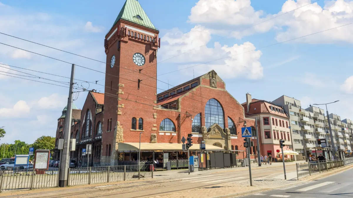 Hala Targowa we Wrocławiu, ceglana neogotycka fasada z wieżą zegarową przy ulicy Piaskowej
