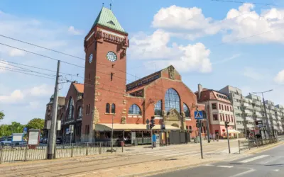 Hala Targowa we Wrocławiu, ceglana neogotycka fasada z wieżą zegarową przy ulicy Piaskowej