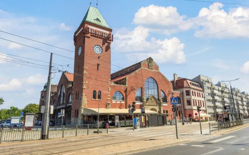Hala Targowa we Wrocławiu, ceglana neogotycka fasada z wieżą zegarową przy ulicy Piaskowej