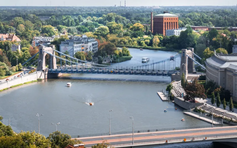 Odra we Wrocławiu z lotu ptaka, most Grunwaldzki i statki wycieczkowe na rzece