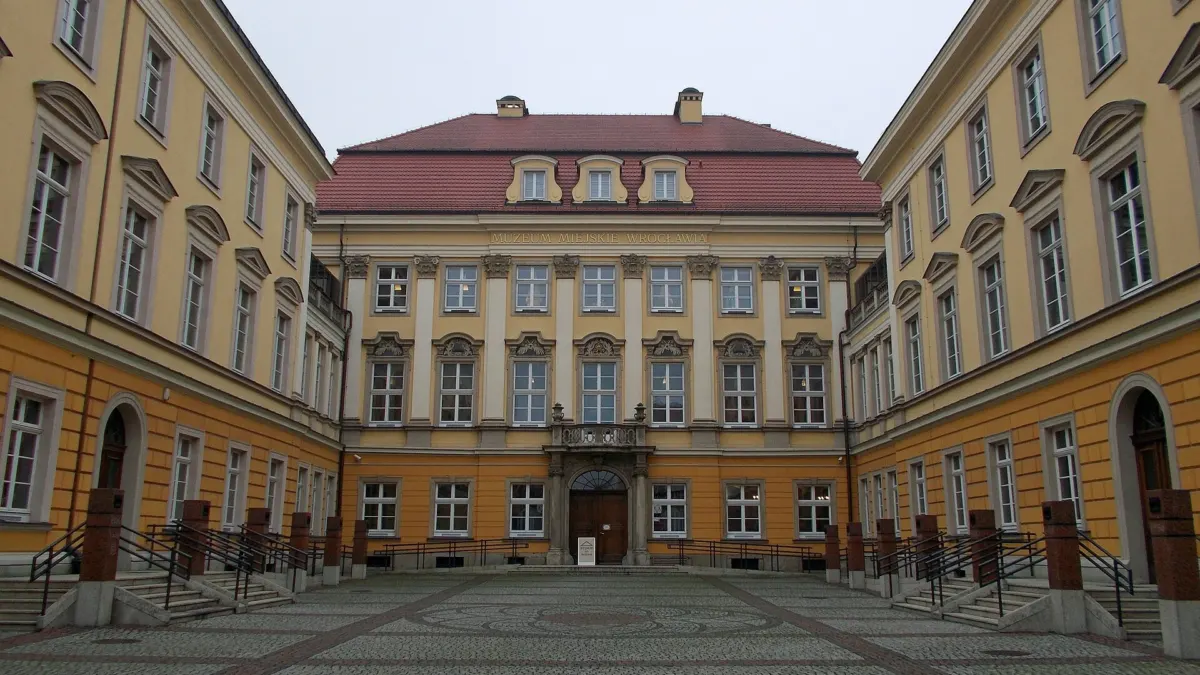 Pałac Królewski we Wrocławiu, dziedziniec i fasada z napisem Muzeum Miejskie Wrocławia