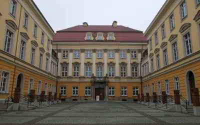 Pałac Królewski we Wrocławiu, dziedziniec i fasada z napisem Muzeum Miejskie Wrocławia