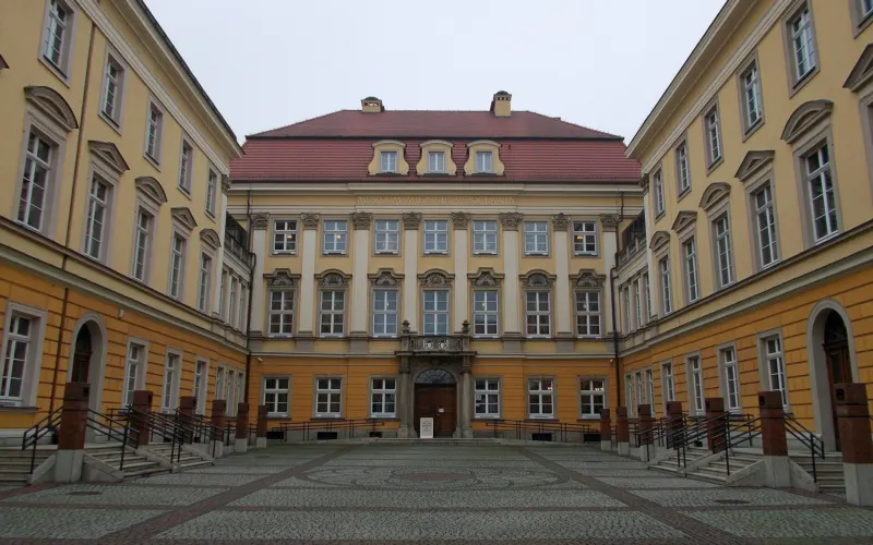 Pałac Królewski we Wrocławiu, dziedziniec i fasada z napisem Muzeum Miejskie Wrocławia