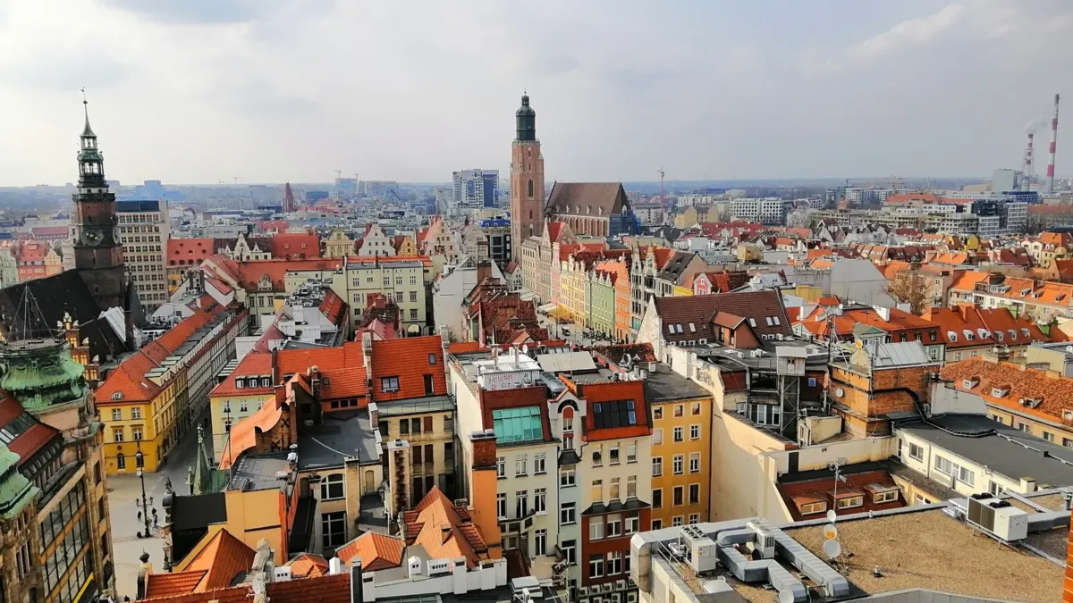 Panorama wroclawskiej starowki z gory, wieza ratusza i wieza kosciola sw. Elzbiety