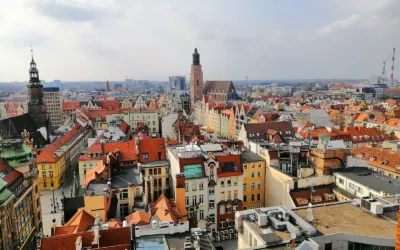 Panorama wroclawskiej starowki z gory, wieza ratusza i wieza kosciola sw. Elzbiety