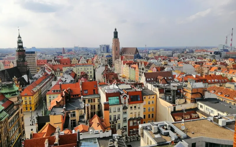 Panorama wroclawskiej starowki z gory, wieza ratusza i wieza kosciola sw. Elzbiety