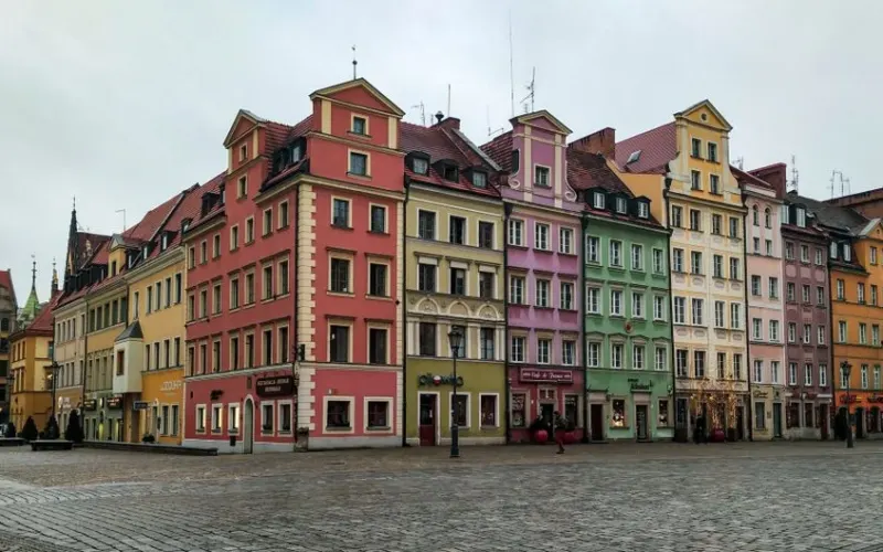 Vibrant tenement houses in Wrocław's town square, showcasing architectural charm in Poland.